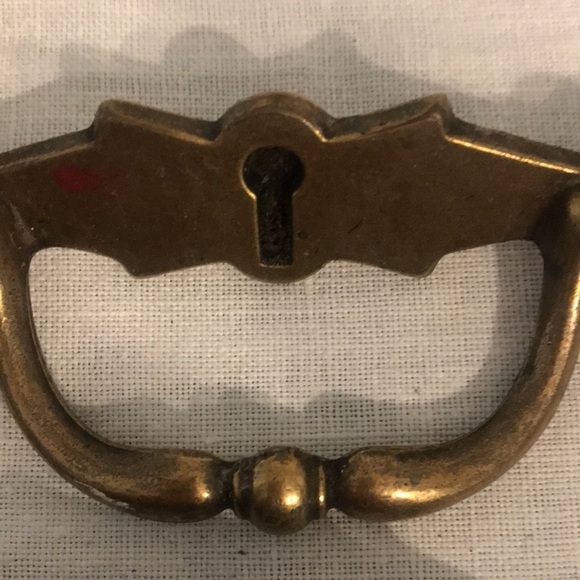 Gorgeous Colonial Drawer pulls - Set of 7. Beautiful rich looking brass. - Picture 4 of 10